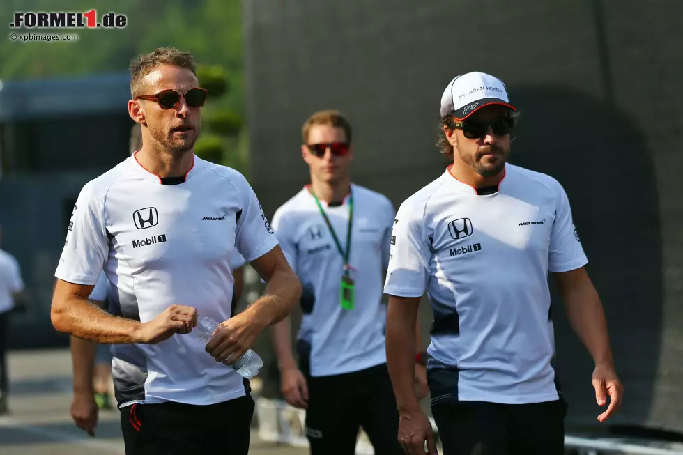 Foto zur News: Jenson Button (McLaren) und Fernando Alonso (McLaren)