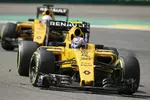 Foto zur News: Jolyon Palmer (Renault) und Kevin Magnussen (Renault)