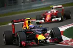 Foto zur News: Max Verstappen (Red Bull) und Kimi Räikkönen (Ferrari)