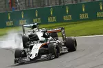 Foto zur News: Nico Hülkenberg (Force India) und Lewis Hamilton (Mercedes)