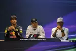 Foto zur News: Daniel Ricciardo (Red Bull), Nico Rosberg (Mercedes) und Lewis Hamilton (Mercedes)