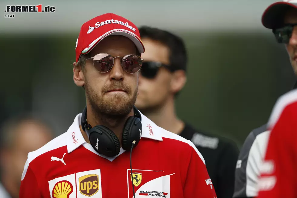 Foto zur News: Sebastian Vettel (Ferrari) und Jolyon Palmer (Renault)