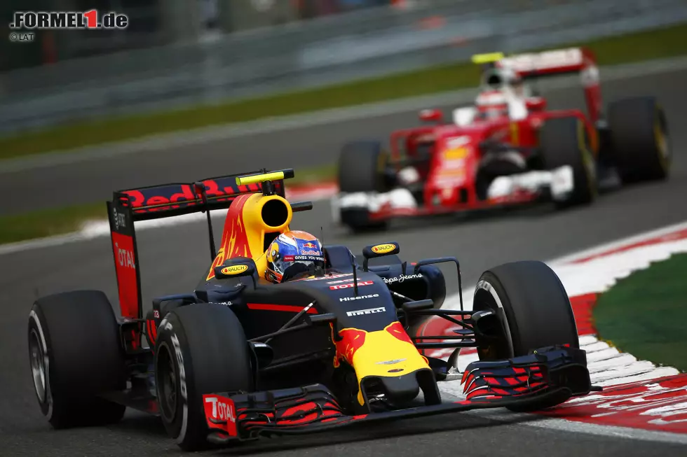 Foto zur News: Max Verstappen (Red Bull) und Kimi Räikkönen (Ferrari)