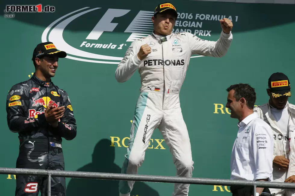 Foto zur News: Nico Rosberg (Mercedes), Daniel Ricciardo (Red Bull) und Lewis Hamilton (Mercedes)