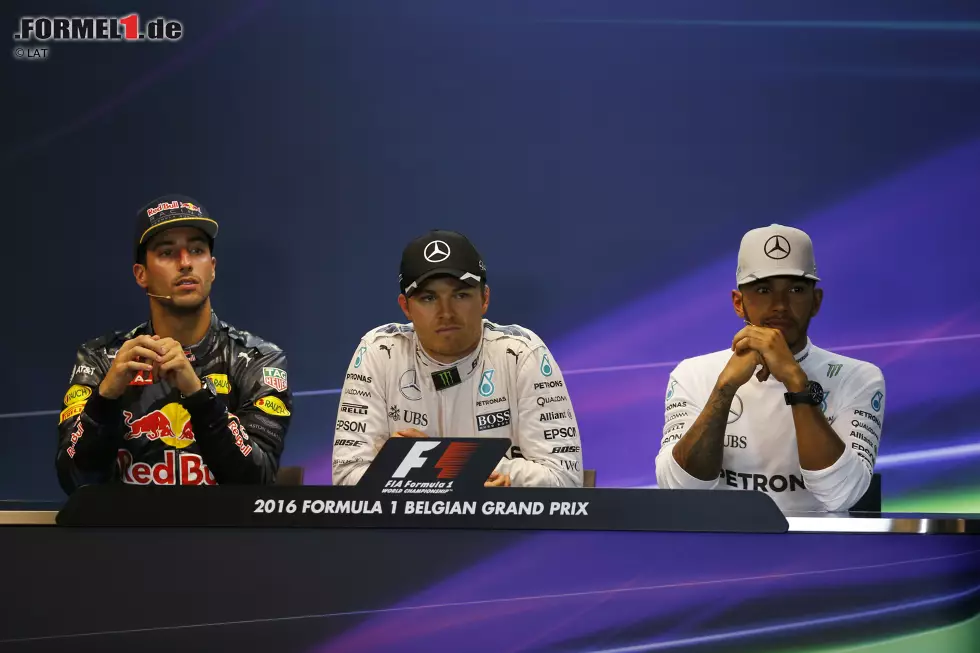 Foto zur News: Daniel Ricciardo (Red Bull), Nico Rosberg (Mercedes) und Lewis Hamilton (Mercedes)