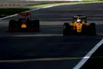 Foto zur News: Kevin Magnussen (Renault) und Max Verstappen (Red Bull)