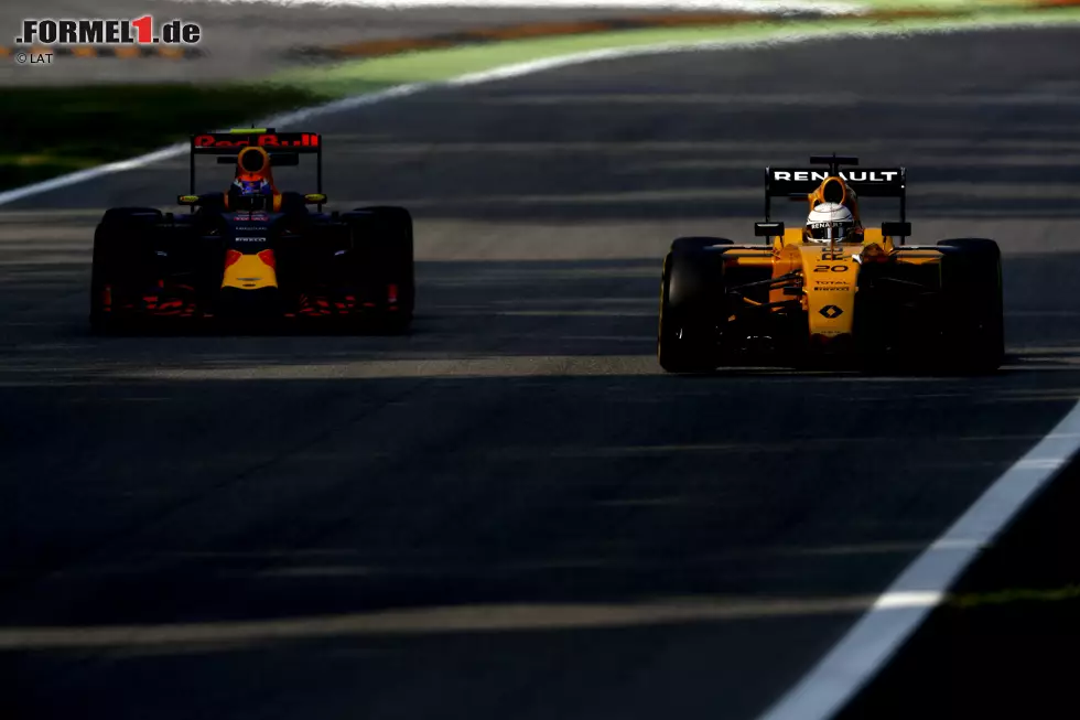 Foto zur News: Kevin Magnussen (Renault) und Max Verstappen (Red Bull)