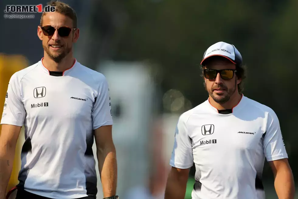 Foto zur News: Jenson Button (McLaren) und Fernando Alonso (McLaren)