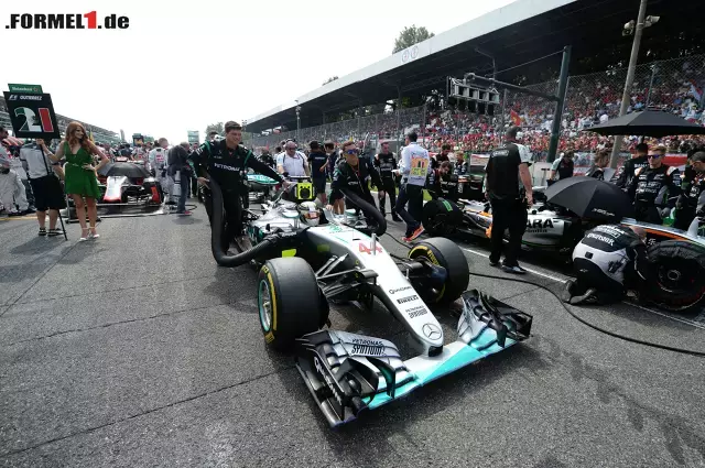 Foto zur News: Lewis Hamilton hadert nach dem schlechten Start in Monza mit der Technik. Sein Teamkollege darf hingegen...