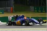 Foto zur News: Felipe Nasr (Sauber) und Jolyon Palmer (Renault)