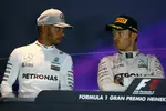 Foto zur News: Lewis Hamilton (Mercedes) und Nico Rosberg (Mercedes)