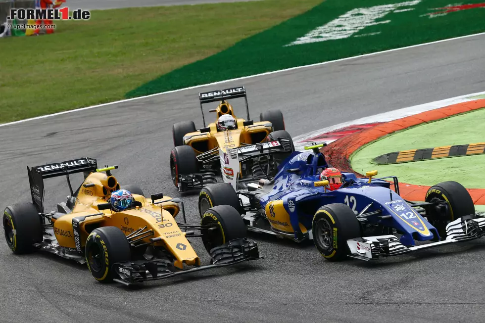 Foto zur News: Jolyon Palmer (Renault) und Felipe Nasr (Sauber)