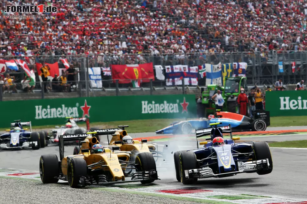 Foto zur News: Jolyon Palmer (Renault) und Felipe Nasr (Sauber)