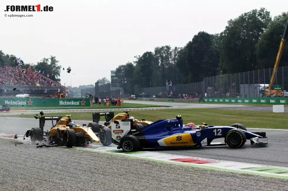 Foto zur News: Jolyon Palmer (Renault), Felipe Nasr (Sauber) und Kevin Magnussen (Renault)