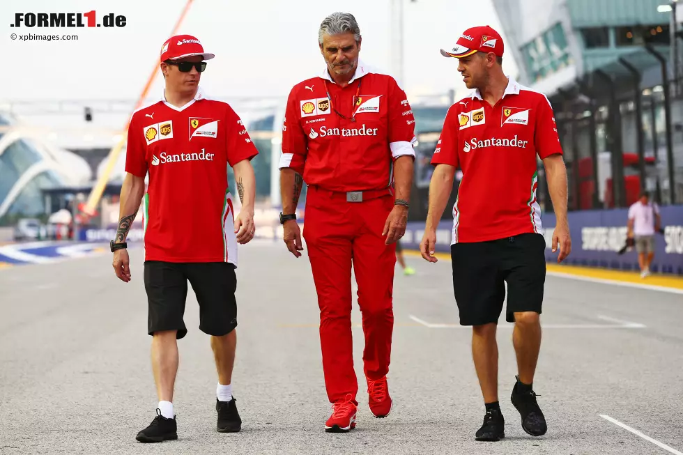 Foto zur News: Maurizio Arrivabene, Sebastian Vettel (Ferrari) und Kimi Räikkönen (Ferrari)