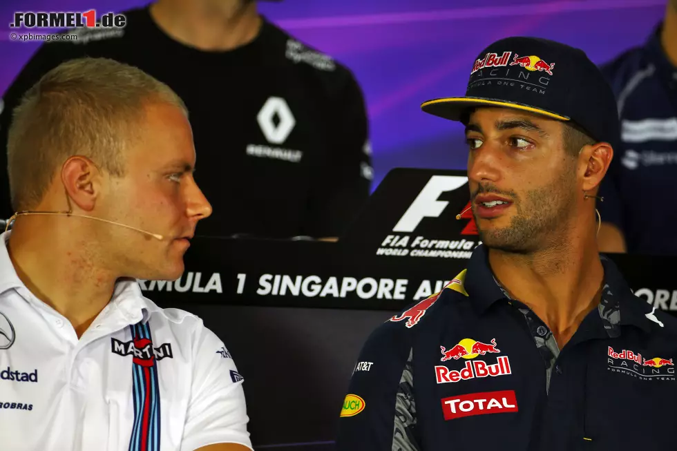 Foto zur News: Valtteri Bottas (Williams) und Daniel Ricciardo (Red Bull)