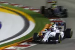 Foto zur News: Valtteri Bottas (Williams) und Sergio Perez (Force India)