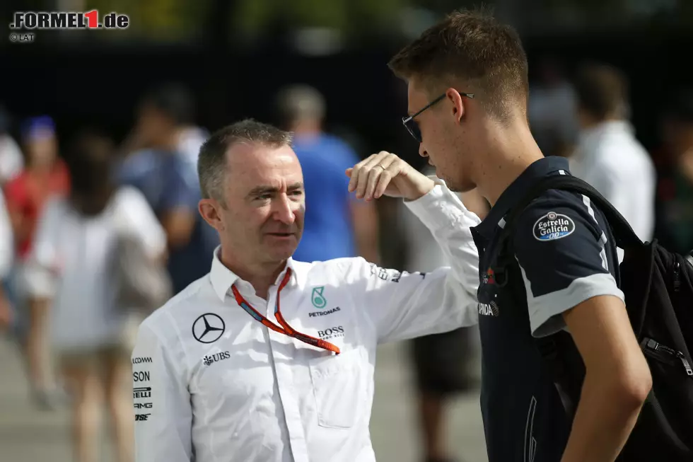 Foto zur News: Paddy Lowe (Mercedes) und Daniil Kwjat (Toro Rosso)