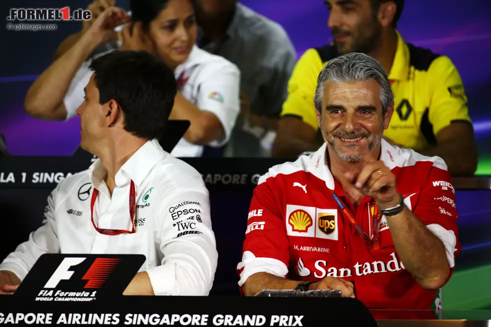 Foto zur News: Toto Wolff und Maurizio Arrivabene