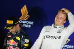 Foto zur News: Nico Rosberg (Mercedes) und Daniel Ricciardo (Red Bull)