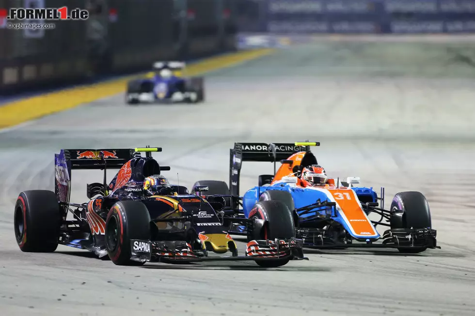 Foto zur News: Carlos Sainz (Toro Rosso) und Esteban Ocon (Manor)