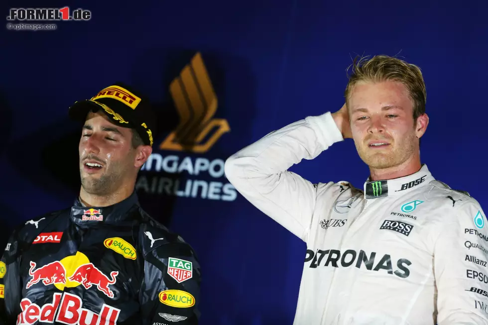 Foto zur News: Daniel Ricciardo (Red Bull) und Nico Rosberg (Mercedes)