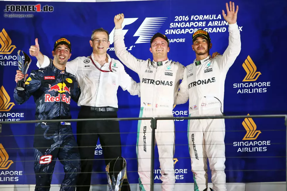 Foto zur News: Daniel Ricciardo (Red Bull), Nico Rosberg (Mercedes) und Lewis Hamilton (Mercedes)