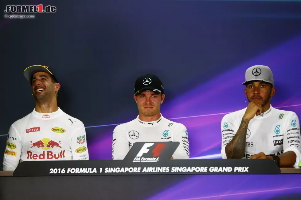 Foto zur News: Daniel Ricciardo (Red Bull), Nico Rosberg (Mercedes) und Lewis Hamilton (Mercedes)