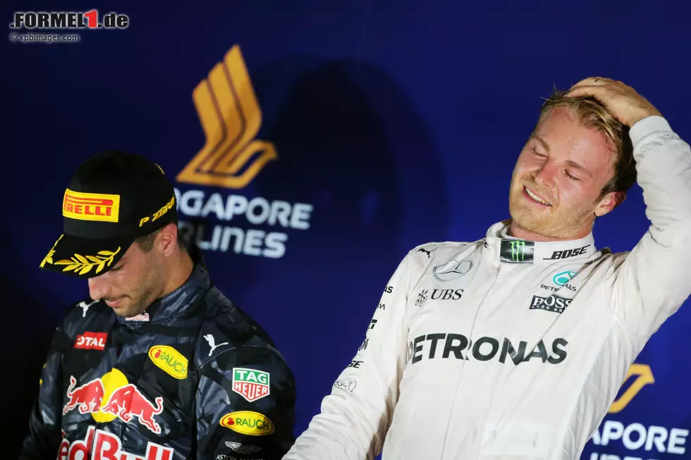 Foto zur News: Nico Rosberg (Mercedes) und Daniel Ricciardo (Red Bull)