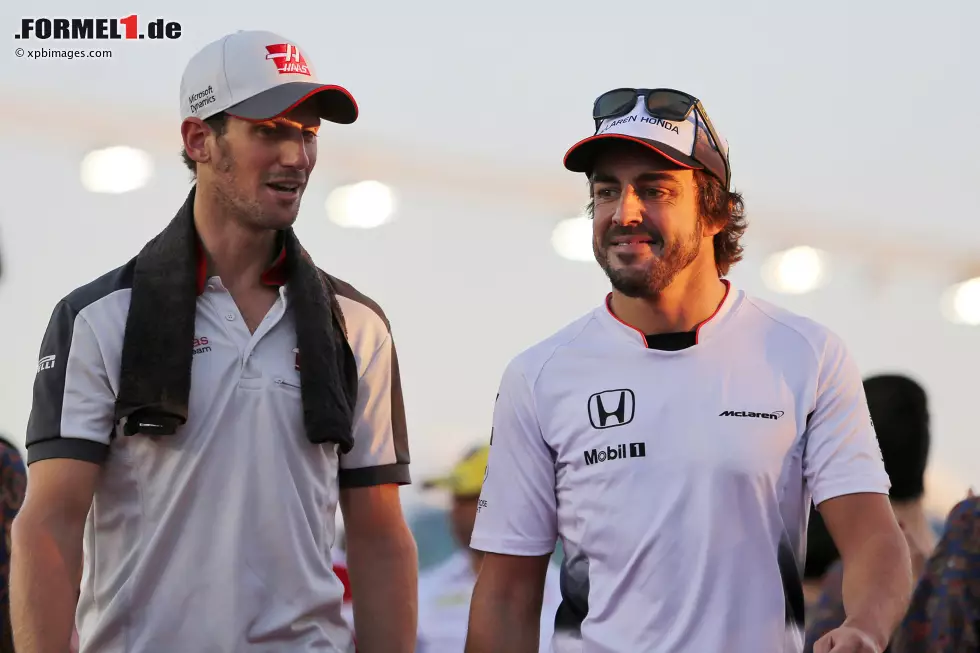 Foto zur News: Romain Grosjean (Haas) und Fernando Alonso (McLaren)