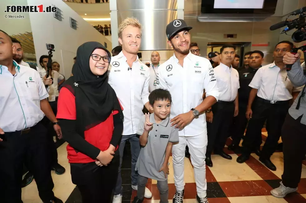 Foto zur News: Nico Rosberg (Mercedes) und Lewis Hamilton (Mercedes)