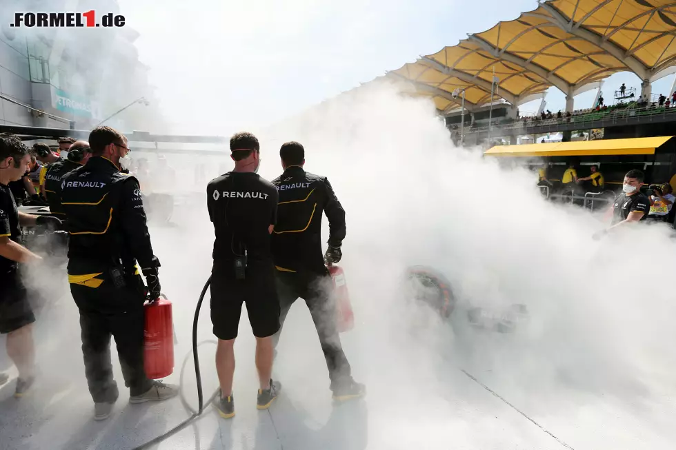 Foto zur News: ...ist durch die Löschaktion alles voller Rauch. Da Sprit über ein Loch in der Airbox nachgepumpt wird, entzündet sich das Feuer immer wieder. Inzwischen rücken...