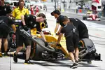 Foto zur News: Kevin Magnussen (Renault) und Kimi Räikkönen (Ferrari)