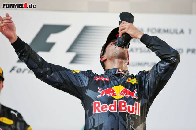 Foto zur News: Daniel Ricciardo ging in Sepang mit "gutem Beispiel" voran und kippte sich den ersten "Shoey" hinter die Binde. Und die Trinkrunde war eröffnet.