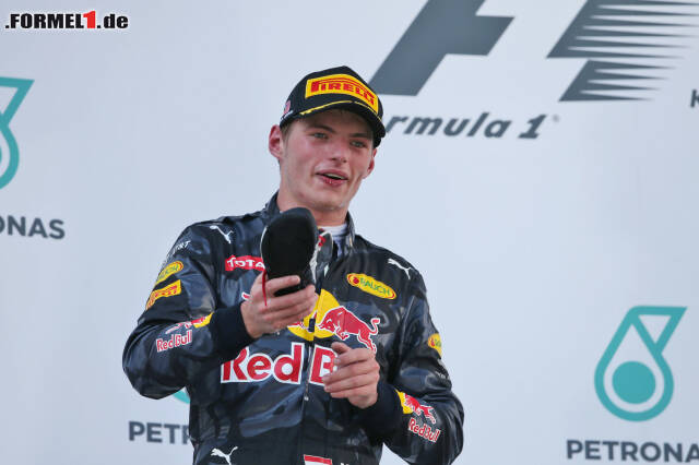 Foto zur News: Teamkollege Max Verstappen, der in den USA noch gar keinen Tropfen Alkohol anrühren dürfte, ließ die Prozedur ebenfalls über sich ergehen...