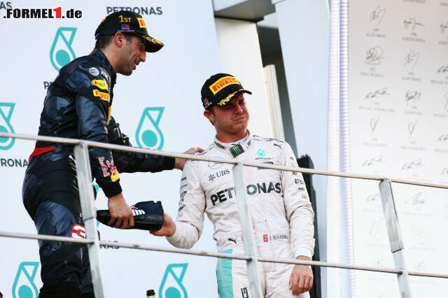 Foto zur News: Nicht gerade zur Freude von Nico Rosberg. Der Gesichtsausdruck des Mercedes-Piloten sprach schon vor dem ersten Schnuppern Bände...