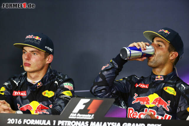 Foto zur News: Wir haben den Beweis: Ricciardo trinkt auch noch aus Gläsern, Bechern, Tassen und Flaschen wie in der anschließenden FIA-Pressekonferenz.