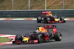 Foto zur News: Daniel Ricciardo (Red Bull) und Max Verstappen (Red Bull)