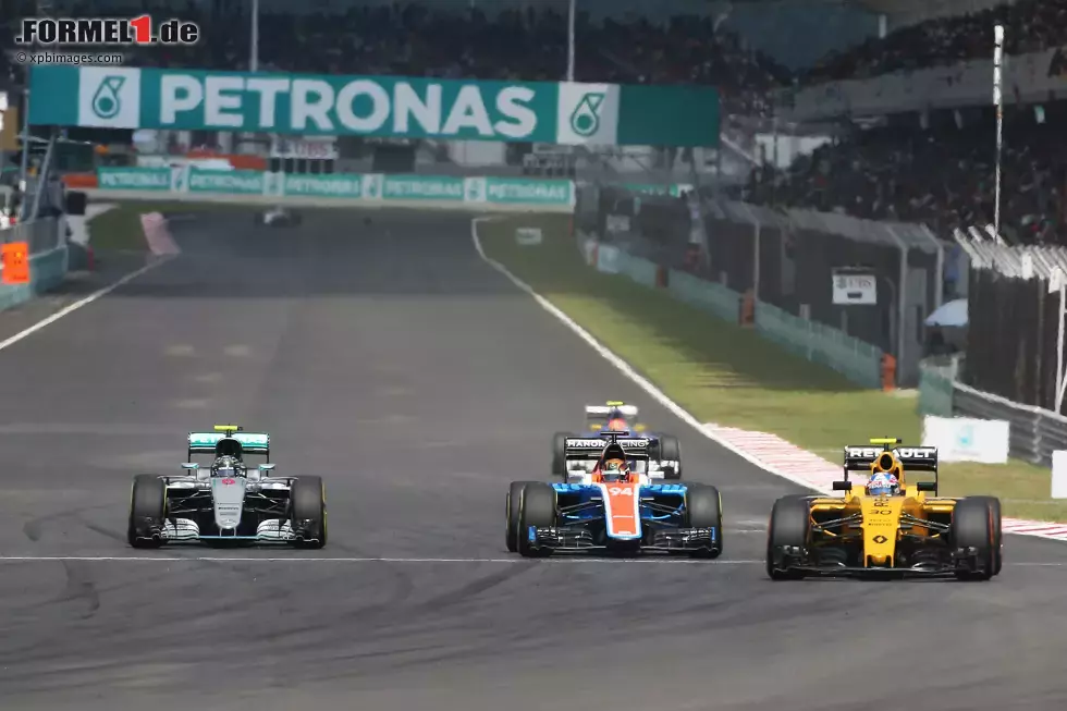 Foto zur News: Nico Rosberg (Mercedes), Pascal Wehrlein (Manor) und Jolyon Palmer (Renault)