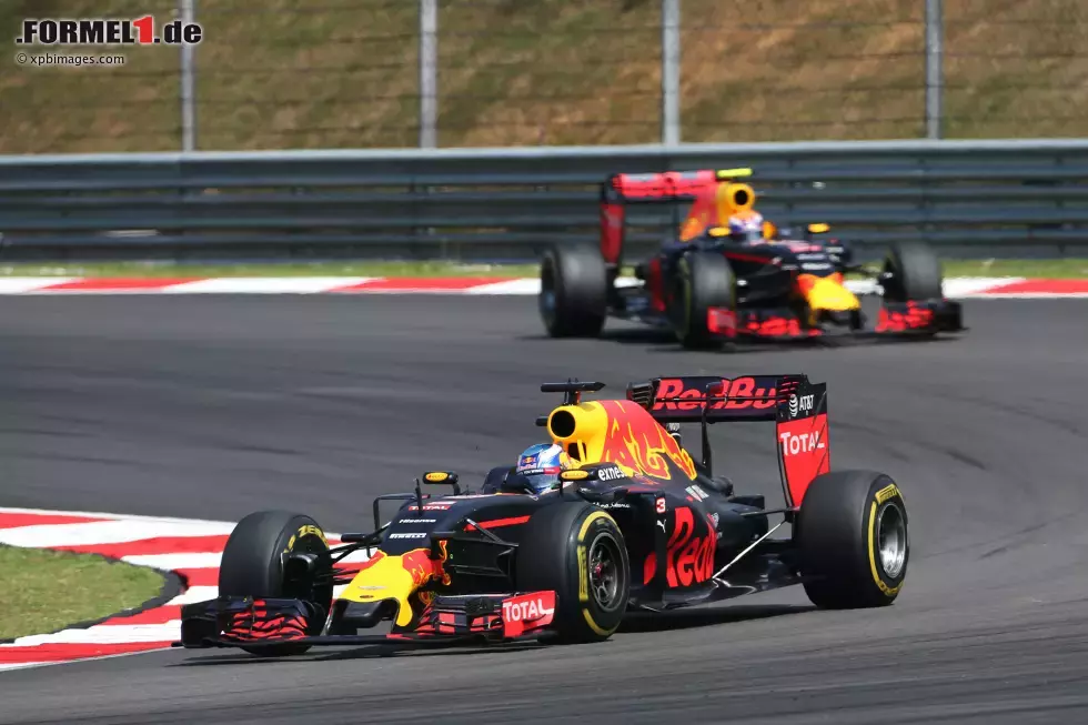 Foto zur News: Daniel Ricciardo (Red Bull) und Max Verstappen (Red Bull)