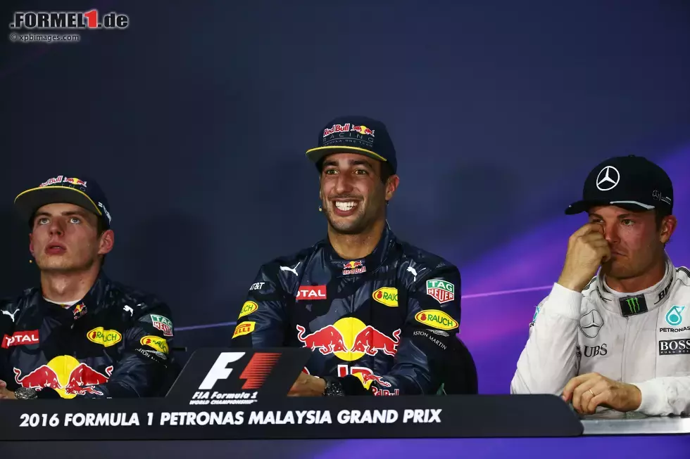 Foto zur News: Max Verstappen (Red Bull), Daniel Ricciardo (Red Bull) und Nico Rosberg (Mercedes)