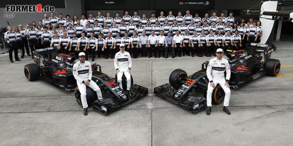 Foto zur News: Fernando Alonso (McLaren), Stoffel Vandoorne und Jenson Button (McLaren)