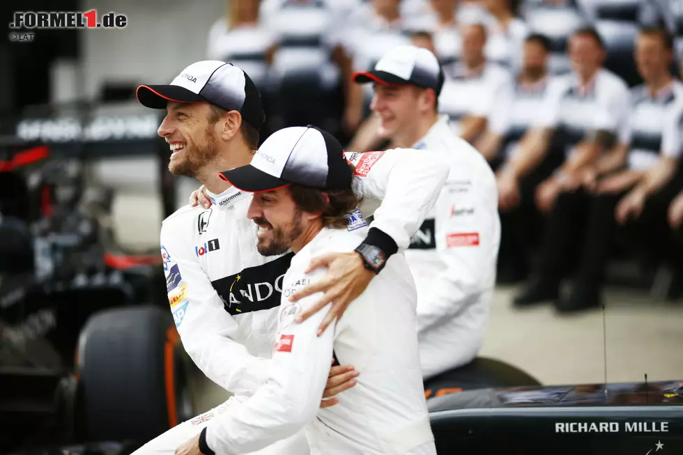 Foto zur News: Fernando Alonso (McLaren), Jenson Button (McLaren) und Stoffel Vandoorne