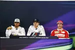 Foto zur News: Lewis Hamilton (Mercedes), Nico Rosberg (Mercedes) und Kimi Räikkönen (Ferrari)