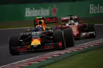 Foto zur News: Max Verstappen (Red Bull) und Sebastian Vettel (Ferrari)