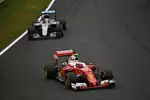 Foto zur News: Kimi Räikkönen (Ferrari) und Lewis Hamilton (Mercedes)