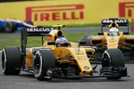 Foto zur News: Jolyon Palmer (Renault) und Kevin Magnussen (Renault)