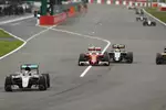 Foto zur News: Lewis Hamilton (Mercedes), Kimi Räikkönen (Ferrari) und Sergio Perez (Force India)