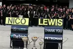 Foto zur News: Nico Rosberg (Mercedes), Lewis Hamilton (Mercedes), Niki Lauda und Toto Wolff