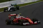 Foto zur News: Kimi Räikkönen (Ferrari) und Lewis Hamilton (Mercedes)